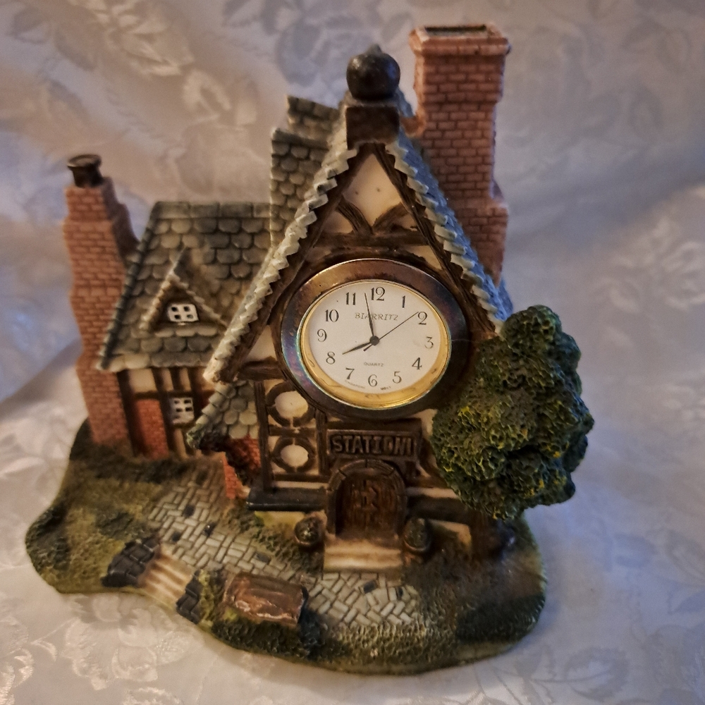VINTAGE ...Charming Cottage Clock with Green Accents